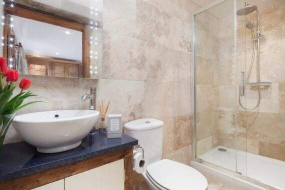 Ostlers en-suite to master bedroom Ostlers en-suite to master bedroom